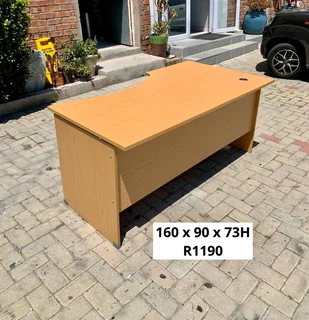 EXCELLENT QUALITY WORK STATION DESK FOR SALE