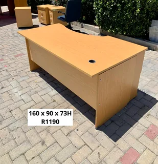 EXCELLENT QUALITY WORK STATION DESK FOR SALE