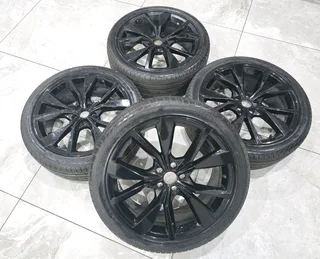 Taigo R-Line 18 inch Black Edition Full Set For Sale