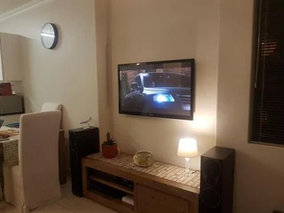 2 Bedroom Apartment in Manhattan Mews- Corner Apartment -Private