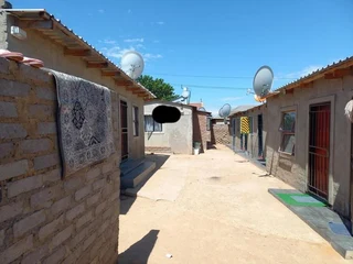 2 bedroom house for sale in olievenhoutbotsch for R780000 with title deed and 8 outside rooms tha...