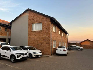 BARGAIN! BACHELOR FLAT FOR SALE IN COMPLEX IN LOTUS GARDENS - PTA WEST