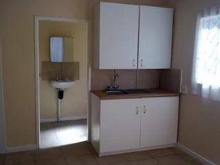 Blairgowrie, Randburg - Studio bachelor garden cottage available immediately