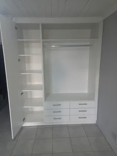 CARPENTER (BUILD IN CUPBOARDS)