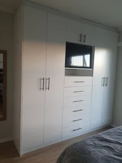 CARPENTER (BUILD IN CUPBOARDS)