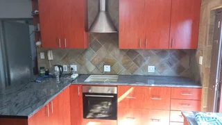 CARPENTER (BUILD IN CUPBOARDS)