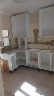 CARPENTER (BUILD IN CUPBOARDS)