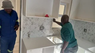 CARPENTER (BUILD IN CUPBOARDS)