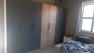 CARPENTER (BUILD IN CUPBOARDS)
