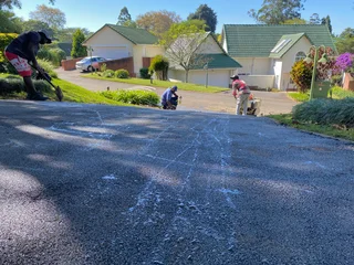 TAR SURFACING DRIVEWAYS
