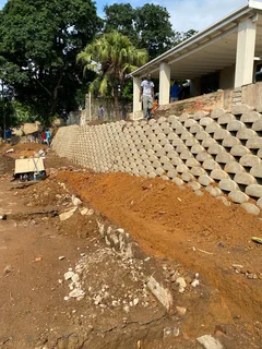 RETAINING WALLS PAVING