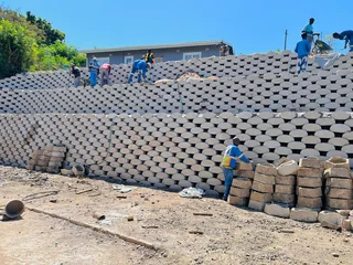 RETAINING WALLS PAVING