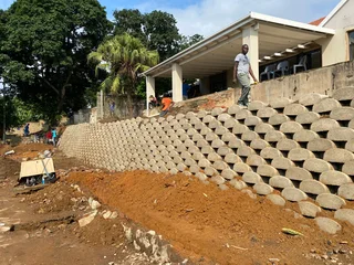 RETAINING WALLS PAVING