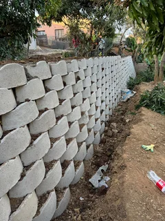 RETAINING WALLS PAVING