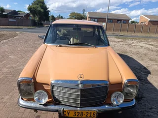 1976 Mercedes-Benz 200 Series Sedan