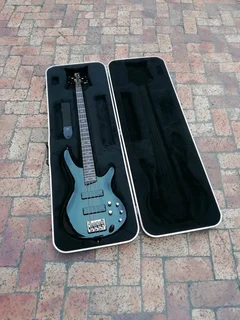 Ibanez Soundgear SR520 BK Electric BASS guitar Bartolini pups NEW strings in Hard case IMMACULATE!