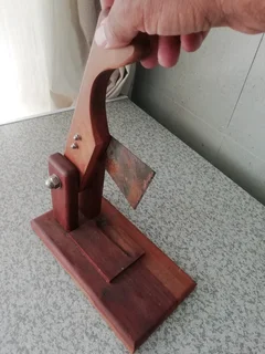 Biltong cutter
