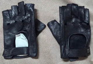 Genuine Armani Exchange: Ladies Fingerless Gloves 理