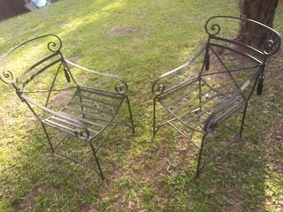 2 Metal chairs with 2 cushions each