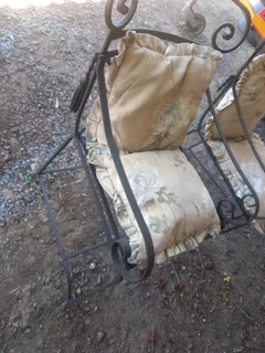 2 Metal chairs with 2 cushions each
