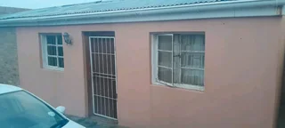 Small Room for rent in Morningside, Amalinda. Rent: R2300. Deposit R1000. Lights and water included.