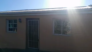 Small Room for rent in Morningside, Amalinda. Rent: R2300. Deposit R1000. Lights and water included.