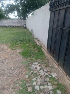 Beautiful self contain room for rent for R1999 with hot and cold water, prepaid electricity.