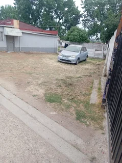 Beautiful self contain room for rent for R1999 with hot and cold water, prepaid electricity.