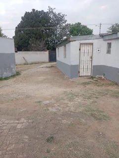 Beautiful self contain room for rent for R1999 with hot and cold water, prepaid electricity.