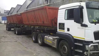 We rent 34 tons horse and side tipper trailers.