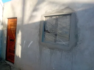 1 big  room flat  available R1500MOTHERWELL NU5.Near main road, Shell garage, Unjani Clinic and metr