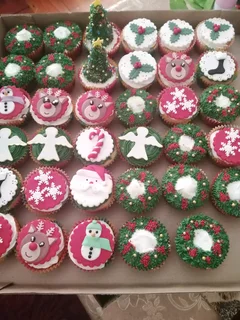 Christmas cakes and cupcakes