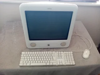 ️ Apple eMac G4 (Early-2000s Vintage All-in-One Mac – Powers On, Beeps 5 Times)