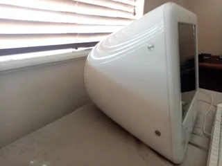 ️ Apple eMac G4 (Early-2000s Vintage All-in-One Mac – Powers On, Beeps 5 Times)