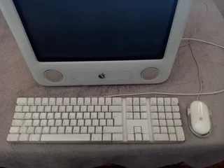 ️ Apple eMac G4 (Early-2000s Vintage All-in-One Mac – Powers On, Beeps 5 Times)