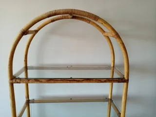 華 Vintage Rattan &amp; Glass Arch Shelf – 4-Tier Boho Display Unit (180 cm High)