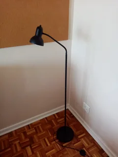  Minimalist Black Metal Floor Lamp – Adjustable Head (±1.2m)