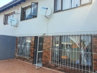 465 BEREA RD - 4 BED 2 BATH DUPLEX STYLE APARTMENT WITH A LOCK UP GARAGE FOR SALE  930000