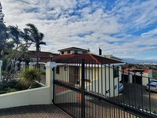 Share A Villa-Large Room with ensuite-Fully furnished and Serviced 4 Single Professional