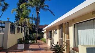 Share A Villa-Large Room with ensuite-Fully furnished and Serviced 4 Single Professional