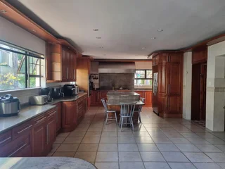 Share A Villa-Large Room with ensuite-Fully furnished and Serviced 4 Single Professional