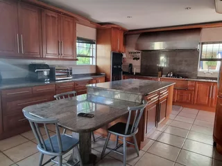 Share A Villa-Large Room with ensuite-Fully furnished and Serviced 4 Single Professional