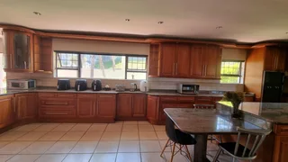 Share A Villa-Large Room with ensuite-Fully furnished and Serviced 4 Single Professional