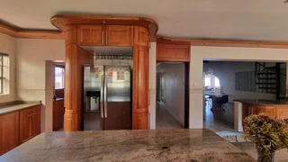 Share A Villa-Large Room with ensuite-Fully furnished and Serviced 4 Single Professional