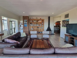 Share A Villa-Large Room with ensuite-Fully furnished and Serviced 4 Single Professional