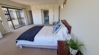 Share A Villa-Large Room with ensuite-Fully furnished and Serviced 4 Single Professional