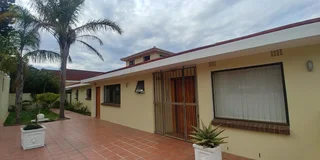 Upmarket Fully Furnished And Serviced 4 Single Professionals -Large Room with Ensuite