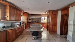 Upmarket Fully Furnished And Serviced 4 Single Professionals -Large Room with Ensuite