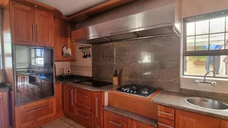 Upmarket Fully Furnished And Serviced 4 Single Professionals -Large Room with Ensuite