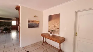 Upmarket Fully Furnished And Serviced 4 Single Professionals -Large Room with Ensuite